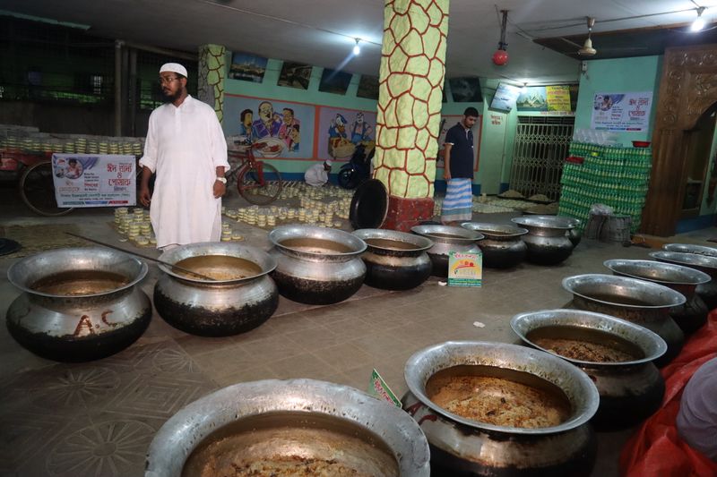 ইফতার বিতরণ — ছবি 3