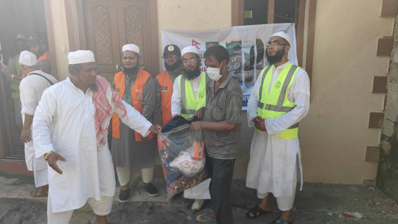 নেপালের, দেবিঘাটে অসহায় মানুষের মাঝে ত্রিপল,কার্পেট  ও কম্বল বিতরণ করা হয়।