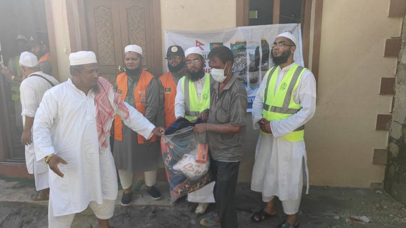 নেপালের, দেবিঘাটে অসহায় মানুষের মাঝে ত্রিপল,কার্পেট  ও কম্বল বিতরণ করা হয়।